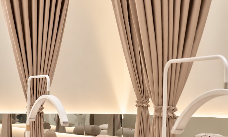 Treatment bed at Vera Aesthetics Phnom Penh where thread lift results are reviewed over the following months Treatment bed at Vera Aesthetics Phnom Penh where thread lift results are reviewed over the following months