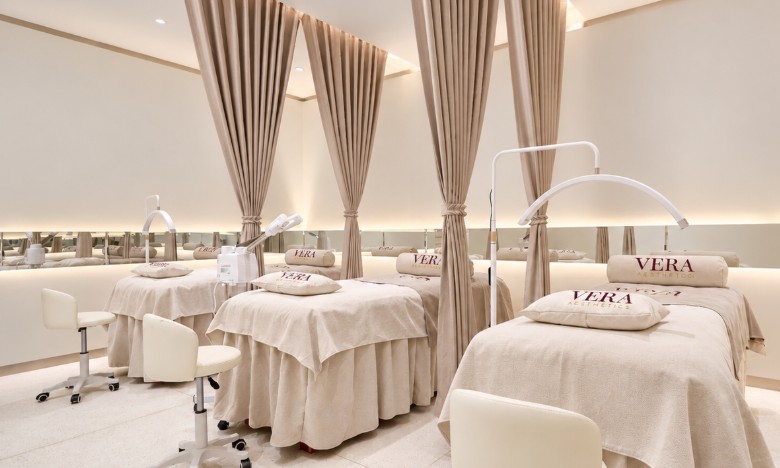 Treatment room with beds where thread lift sessions of 40-60 minutes take place at Vera Aesthetics Phnom Penh Treatment room with beds where thread lift sessions of 40-60 minutes take place at Vera Aesthetics Phnom Penh